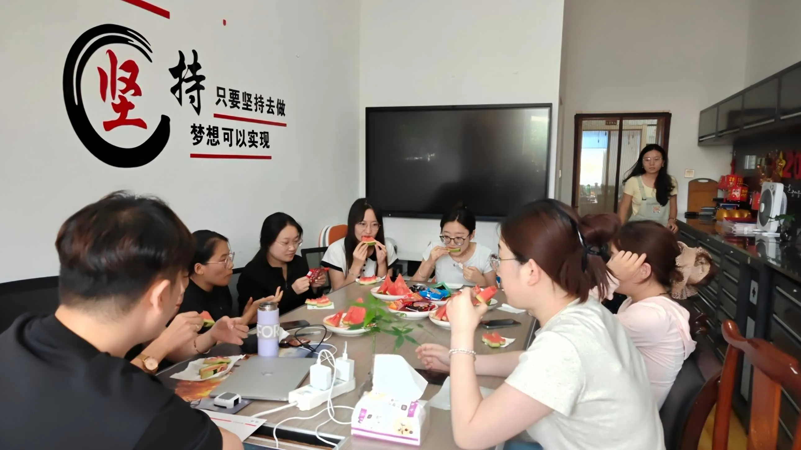 Thời gian trà chiều vui vẻ, mang mọi người lại với nhau và gợi lên cảm giác ấm áp.