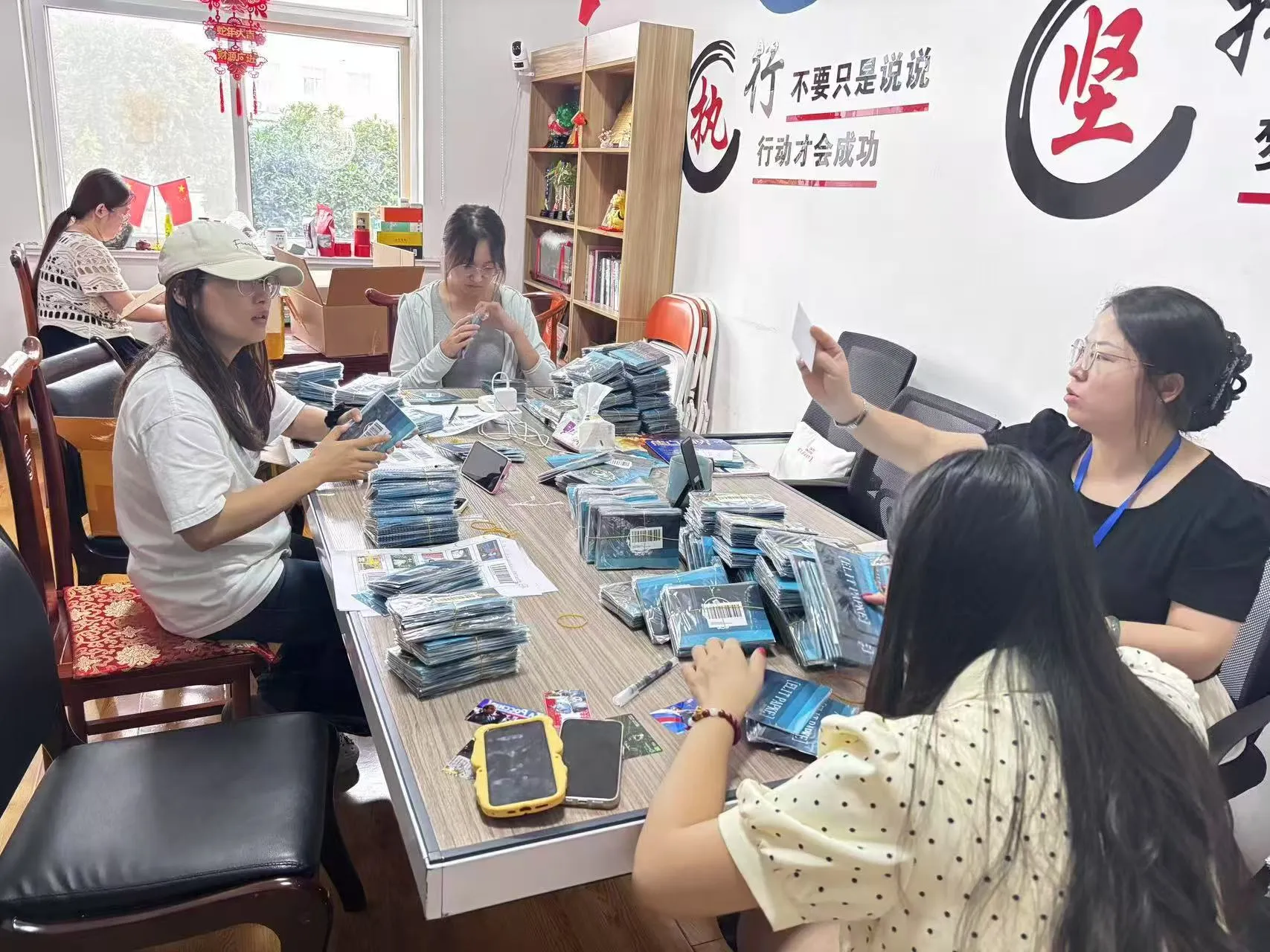 Jojo đã tiến hành kiểm tra ngẫu nhiên các nhãn dán thẻ.