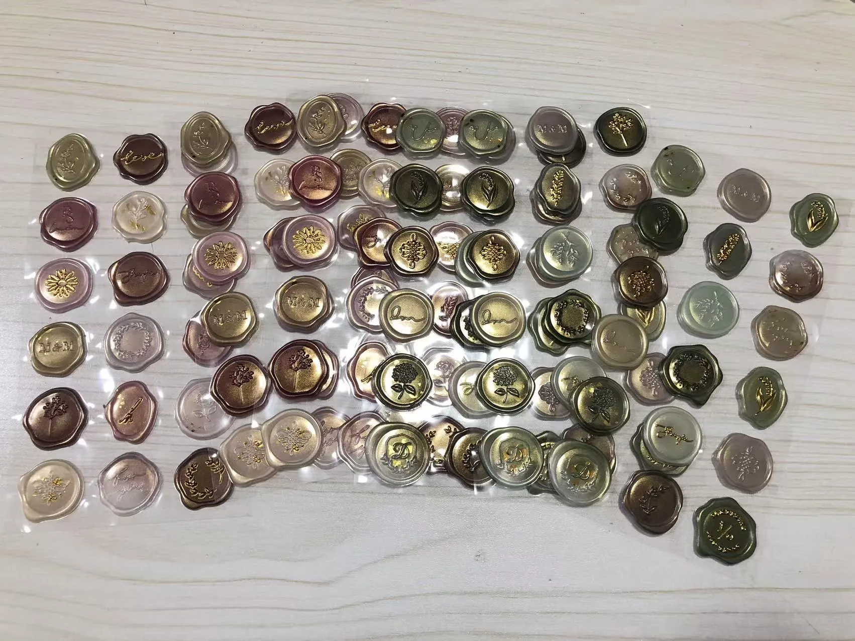 Các nhãn dán dấu sáp đã được gửi đi