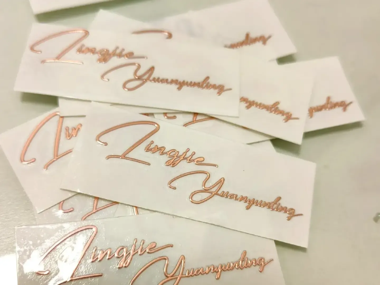 Miếng dán chuyển có thể tháo rời được không?