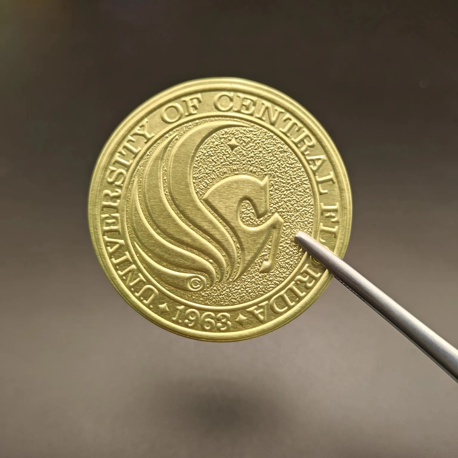 Làm thế nào một nhãn rượu có thể khiến chai rượu của bạn không thể bỏ qua?